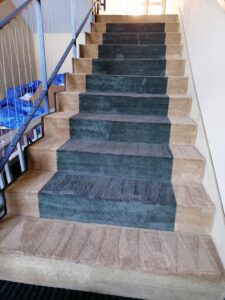 Hloubkové čištění kobercového schodiště